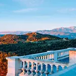 Chai Chateau Viticole Avec Piscine Dans Le Sud De La France * Bélesta