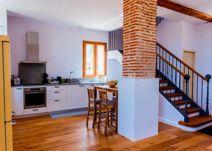 Chai Chateau Viticole Avec Piscine Dans Le Sud De La France Bélesta