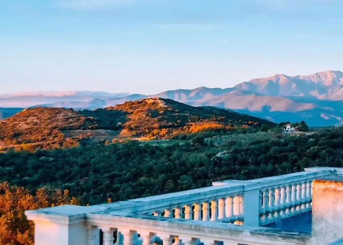 Chai Chateau Viticole Avec Piscine Dans Le Sud De La France * Bélesta
